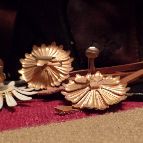 Vintage CLIP-ON Earrings Enamel Daisy SET OF 2 - Picture 6 of 6